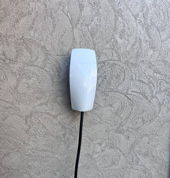 Pose de borne de recharge électrique pour une voiture électrique TESLA chez un particulier à Aubagne